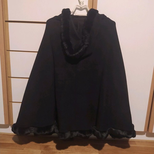 Madlen cape black like new, size S