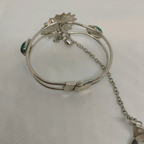 Bracelet ring used with emerald-colored stones