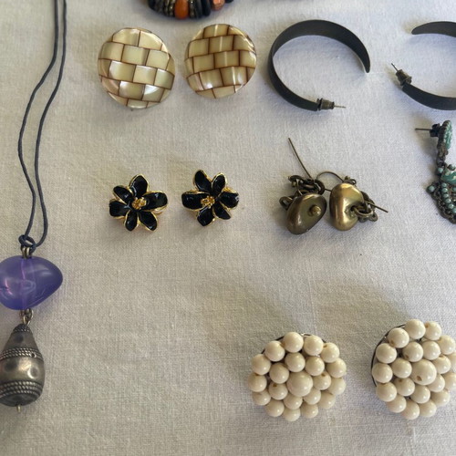 Set of vintage jewelry used