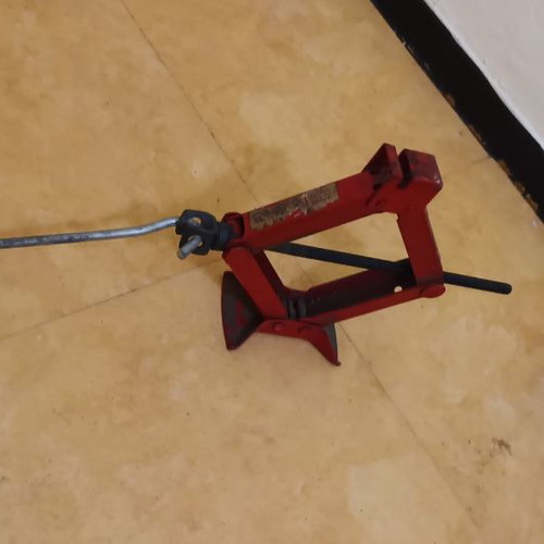 Mechanical car jack used
