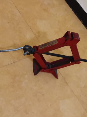 Mechanical car jack used
