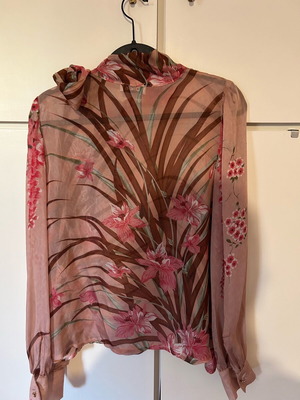 Dixie printed long-sleeve shirt like new with beige top