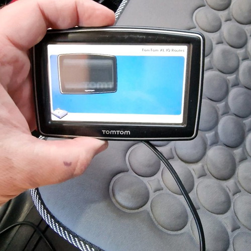 Gps navigator used without mount, with car charger