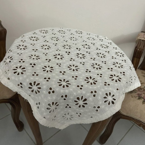 White towel with daisy pattern like new