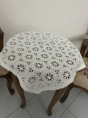 White towel with daisy pattern like new