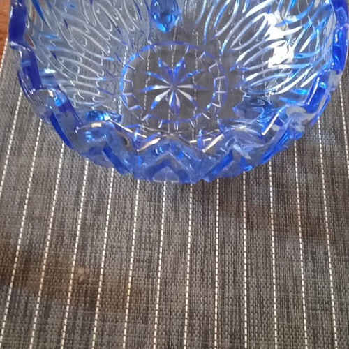 Blue crystal fruit bowl like new with design and three feet