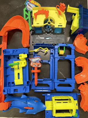 Hot Wheels πίστα για αυτοκινητάκια με καρχαρία