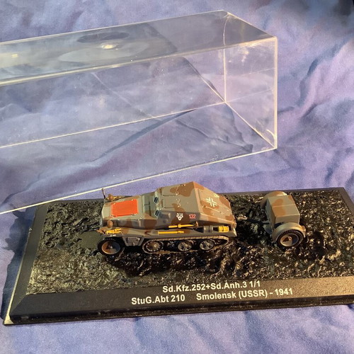 Sd.Kfz.252 model with Sd.Anh.3 trailer like new, 1:72 scale