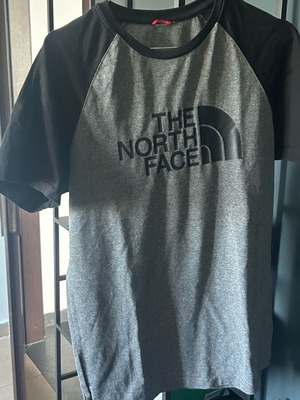 North T shirt like new, black and grey, size M