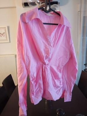 Pink shirt like new, size M, cool fabric with knot detail