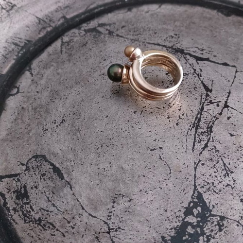 Silver gold-plated ring with pearls in excellent condition