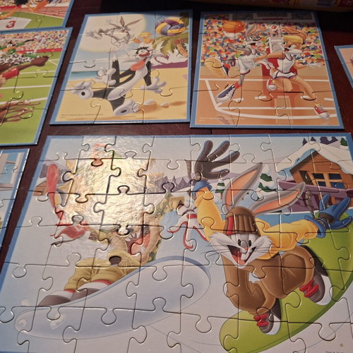 Looney Tunes 10 in 1 puzzle like new, 378 pieces
