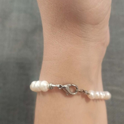 Classic bracelet with white natural freshwater pearls