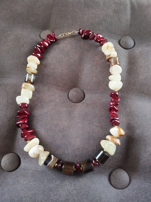 Boho Style Short Necklace like new with shiny stones and agate multicolor