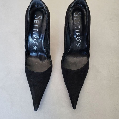 Black suede Italian pumps size 38 like new