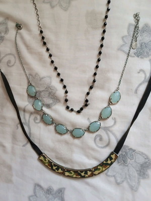 Jewelry set like new with two necklaces and one choker