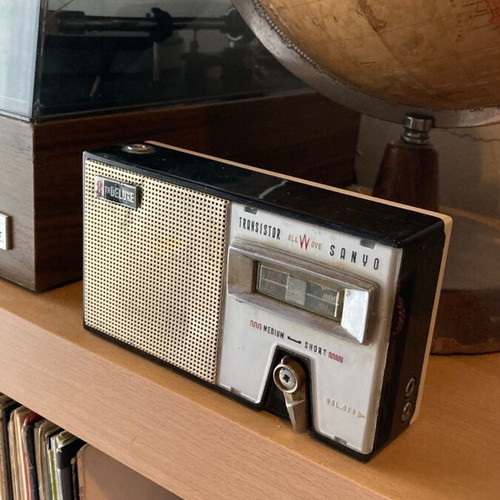 Sanyo Eight Transistor All Wave Super 8TR Deluxe radio used, 1959
