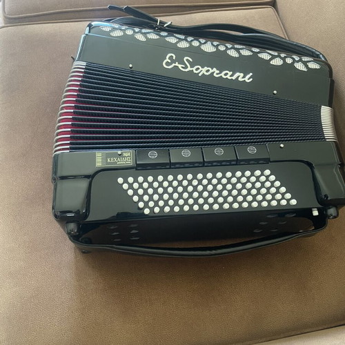 Piano-Accordion like new, 41 keys, 120 basses, black glossy