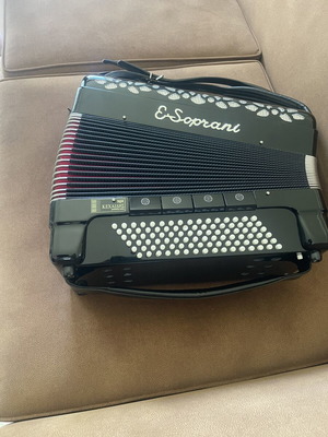 Piano-Accordion like new, 41 keys, 120 basses, black glossy