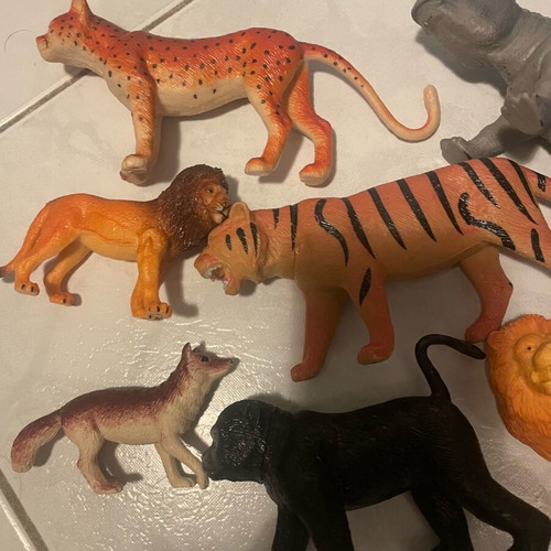 Montessori jungle animal figures like new, set of 7