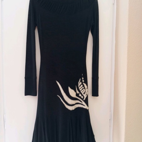 Dress black with white thin wool like new, tight fit