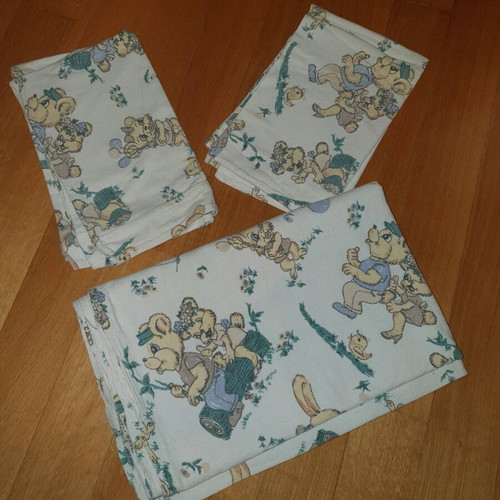 Children's bed sheet with 2 pillowcases used