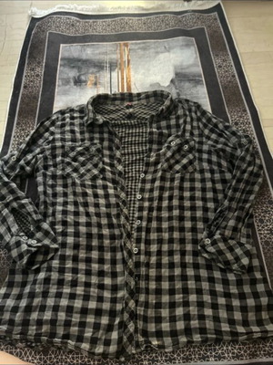 Shirt like new, size M, black and gray