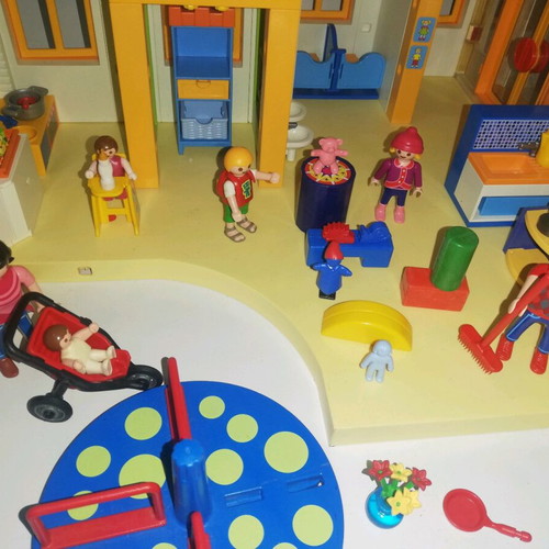 Playmobil 5567 large daycare like new with accessories and figures