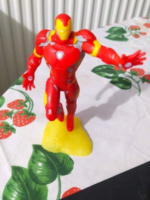 Φιγούρα Avengers από μεγάλο πασχαλινό Kinder, καινούργια