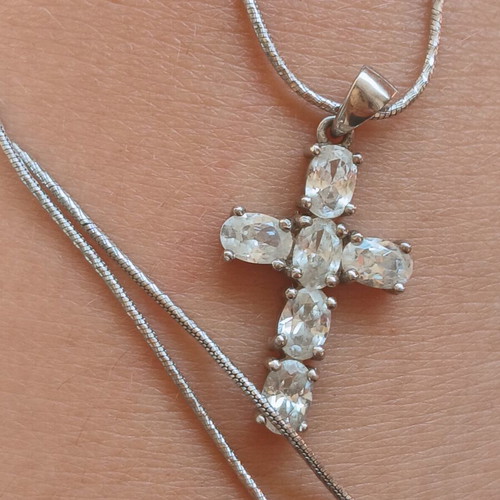 Cross pendant with zirconia and 925 silver chain
