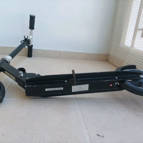 Lionelo scooter like new with foldable design and adjustable handlebar