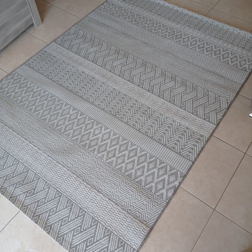Straw rug used, gray and white, 1.60x2.30 m