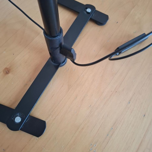 Smartphone stand with detachable ring light, like new, adjustable height and color