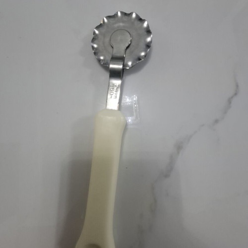 Metal Dough Cutter Wheel with Wavy Blade and Plastic Handle like new