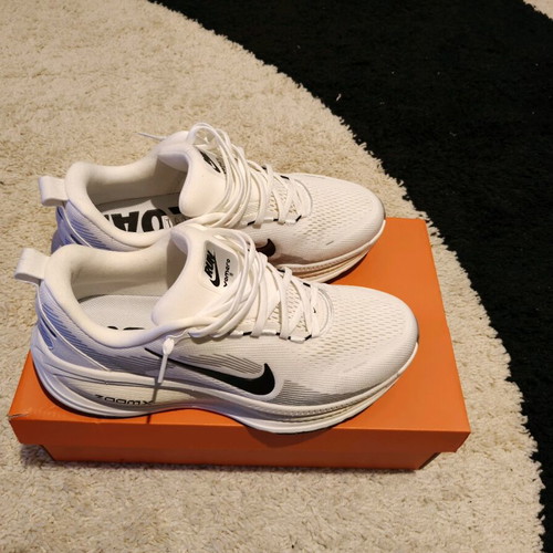 Nike Vomero 18 athletic shoes like new, size 45, white