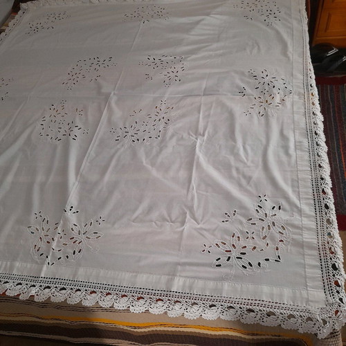 Arhontiko embroidered tablecloth like new with lace 1.60×1.60