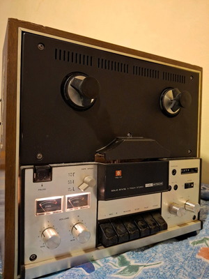 Hitachi Магнитофон модел TRQ-737.