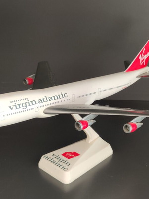 Μοντέλο αεροπλάνου Virgin Atlantic με στάντ 27cm σαν καινούργιο