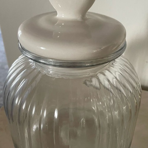 Glass cookie jar used in very good condition
