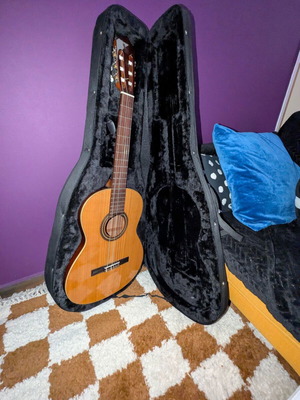 Alhambra 1C classical guitar like new with hard carrying case