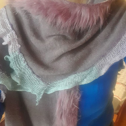 Scarf with fur and lace like new, pink and purple
