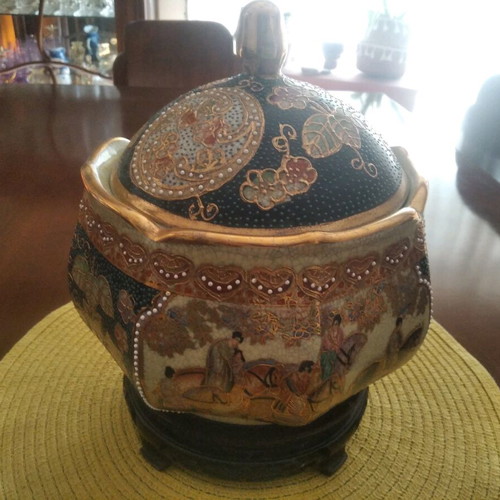 Satsuma container with lid and wooden base like new