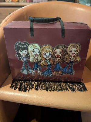 Bratz suitcase like new with compartments for clothes and accessories