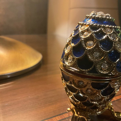 Decorative eggs with 4 glass miniatures, like new