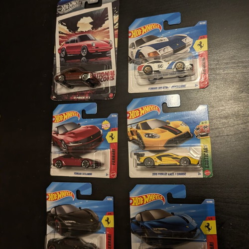 Hot Wheels collection with 4 Ferraris and Porsche 911 R Chase, new and sealed