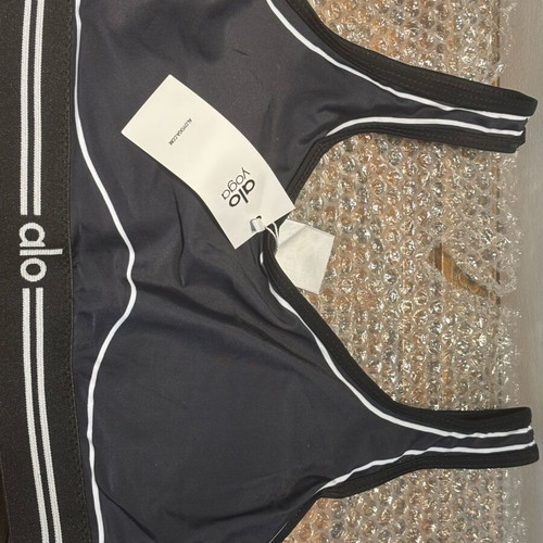 Alo Yoga Set new with scrunch bum leggings in black and white