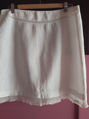 White skirt like new with lace and small beads