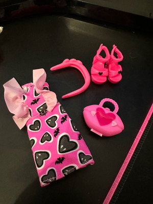 Monster High Budget G3 Draculaura Clothes and Accessories set like new