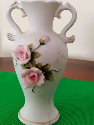 Vase with 3D pink roses porcelain like new