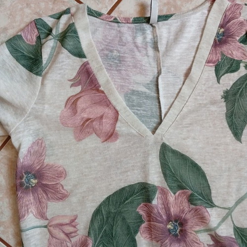 Stradivarius women's t-shirt size S like new, floral pattern